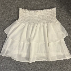 Volang kjol - Super söt volang kjol, köpt för 449, storlek S men passar olika storlekar då de är stretch ❤️ tryck gärna på köp nu 