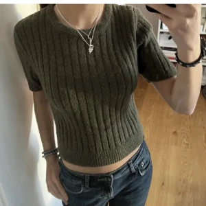 Zara topp - As fin topp från zara💘💘Såååå fint skick Den är storlek L men har kompisar som är XS-S som passar jättebra i den!!