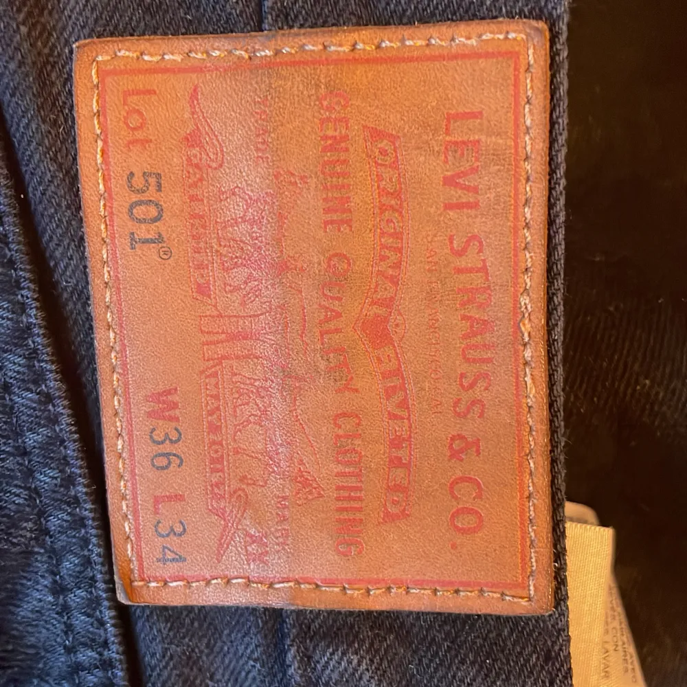 Säljer dessa riktigt feta 501 jeansen från Levis. Är i ett bra skick 9/10 köpta för 1100 och säljer dessa jeans för bara 450kr. Bara att skriva om du har några frågor . Jeans & Byxor.
