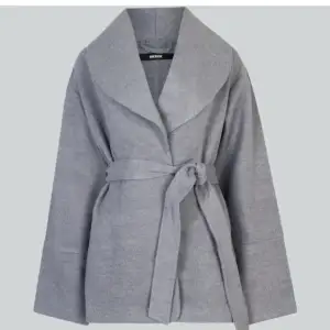 Säljer min gråa kappa köpt från bikbok. perfekt inför våren🌷 storlek XS.  Ny pris 700kr. Priset kan diskuteras💞