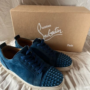 Christian Louboutin  - Säljer mina äkta loubs✅ äktheten går inte att tvivla på efter som har 2 olika slags kvitton och även har proffs real checkat så 100% äkta💯 dom är i gott skicka efter en bra tvätt så är dom i ny skick 🤩 skriv vid övriga frågor😉