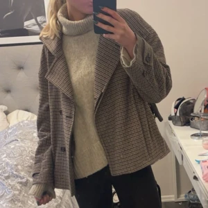 Arket jacka  - Jacka från arket köpt förra året, sparsamt använd så i bra skick utom ett litet hål på insidan❤️