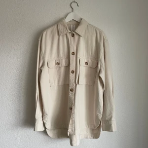 Skjortjacka Carin Wester - Beaige vårjacka från Carin Wester. Stl 40 och 100% bomull! 