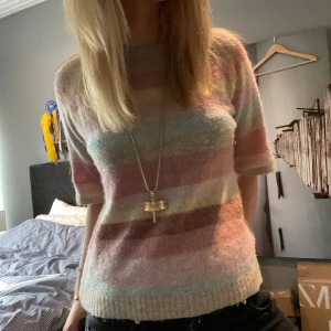 Stickad T-shirt  - Super söt tshirt som inte kommer till användning 