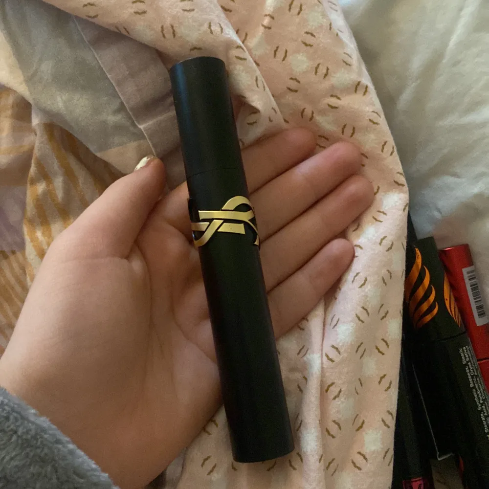 Säljer en ysl mascara som ger mycket volym, har haft innan men tycker inte den passar mina täta och tjocka fransar tycker det blir för mycket, rekommenderar till tunna o korta  fransar. Ger sjuk volym men även bra längd. Den är oanvänd. Accessoarer.