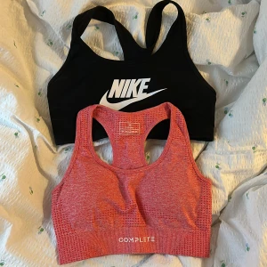 2 sportbhar för 100kr - Säljer dessa två för 100kr, S på den färgade och M på den svarta