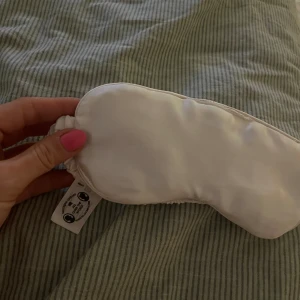 Sovmask  - Säljer min vita sovmask🩷  Inte använd då den var lite liten 