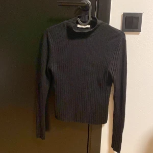 Turtleneck  - Stretchigt ribbat material 