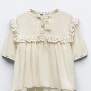 Intressekoll  - Beige/vit fin topp från zara🥰jätte bra skick nästan aldrig använd 