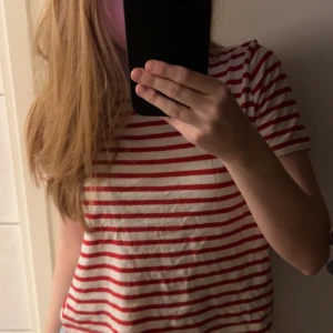 T-shirt  - Randig t-shirt från zara i röd och vit. Skriv privat vid frågor 💓