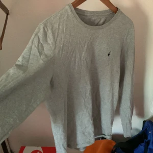 Polo Ralph lauren tröja  - Tjenare! Tröjan är i okej skick men för priset som den ligger ute för är det värt det. Storleken är L men passar mig perfekt som har M 
