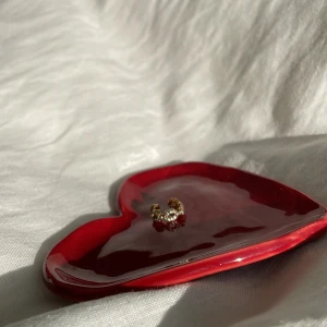 Guldplätterat earcuff - Earcuff från Safira i äkta silver med guldplättering. Alla stenar på plats. Mycket fint skick. Går att justera till örats storlek.