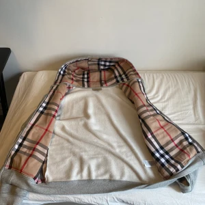 Burberry hoddie - Jättebra skick har kanske använt den 10 gånger