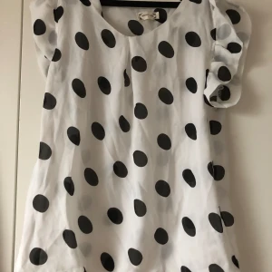 Jättesöt topp!  - Står strl L men är mer en S/M Jättesöt på med vågig arm. Kan mäta vid förfrågan! 