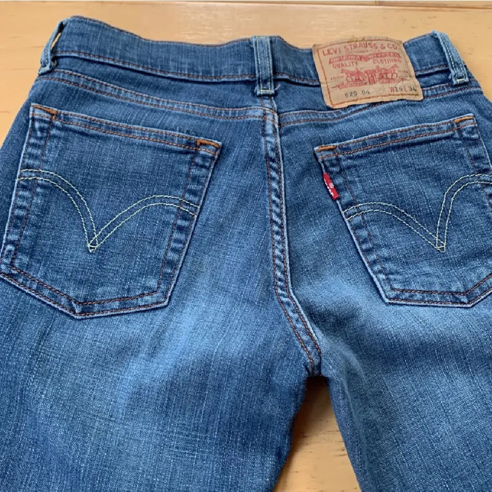 Lågmidjade jeans köpta från Tina Adesjö här på plick, bilderna är lånade av henne. Säljer för de är lite för små för mig ❤️. Jeans & Byxor.