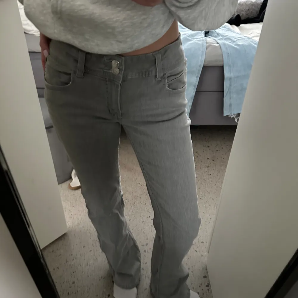 Gråa low waist jeans från Gina Young, knappt använda och i bra skick. Säljer pga ingen användning av dom, storlek 164 men ganska stretchiga i materialet. . Jeans & Byxor.