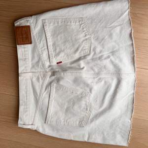 Off white Levi’s jeanskjol, W31. Passar M-L 