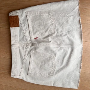 Levis Jeans Kjol - Off white Levi’s jeanskjol, W31. Passar M-L 