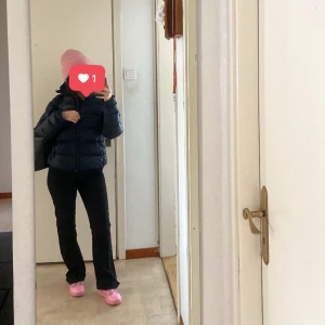 Vilma kostymbyxa med medelhög midja - En riktigt användbart kostymbyxa i slt 38/M från BikBok! Den har blivit lite för stor för mig så därför väljer jag att själa den. Den är använd bara ett par gånger och den har inget synligt tecken förutom på knät, se bild 3 