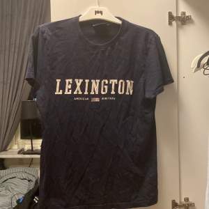 En snygg Lexington t-shirt.