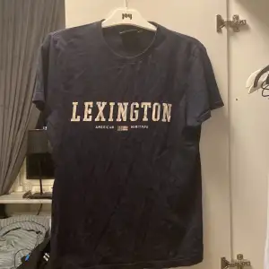 En snygg Lexington t-shirt.