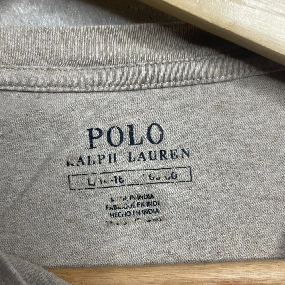 Säljer denna fina Ralph lauren tröja eftersom den inte används längre. Har haft på mig den cirka 3 gånger men texten med storlek gick bort lite i tvätten annars perfekt skick.  Kom gärna med prisförslag🙌🏻. Skjortor.