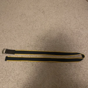 Tiger of Sweden bälte  - Säljer min Tiger of Sweden bälte blå och gul för 200kr