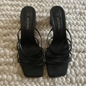 Klackar  - Klackar ifrån Monki i bra skick. Klackhöjd 5,5 cm.  179 kr + frakt 
