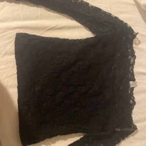 Tröja - En väldigt gulig svart tröja. använd i bra skick