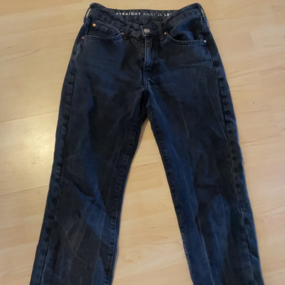 Lågmidjade jeans med rak modell. Säljer pga blivit för små. Nypris 699 . Jeans & Byxor.