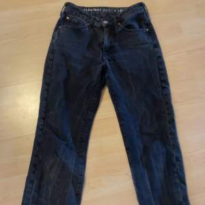 Lågmidjade jeans med rak modell. Säljer pga blivit för små. Nypris 699 