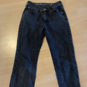 Low waist jeans - Lågmidjade jeans med rak modell. Säljer pga blivit för små. Nypris 699 