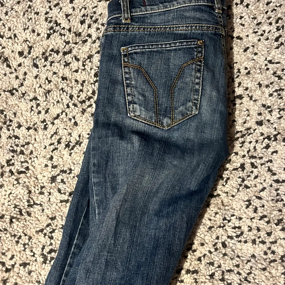 Säljer dessa jätte fina low waist jeansen från miss sixty! Säljer pga att jag inte använder dom mer. Har använts ett par gånger❤️ skriv för mått, bilder etc💕. Jeans & Byxor.