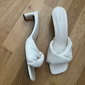 Låga klackskor  - Beige låga klackskor i storlek 39. Endast använda en gång. Ca 5cm klack. 