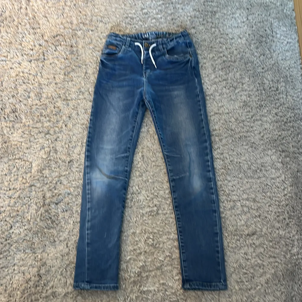 Ett par fina jeans med bra skick som har tyvärr blivit för små för mig. Skriv om ni har några frågor. . Jeans & Byxor.