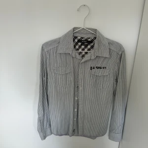 Skjorta  - Hej Säljer skjortan pga att den inte används och den är för liten.