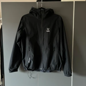 Haglöfs Jacka Dam - Haglöfs skaljacka dam strl M Använd fåtal gånger. Fint skick Köpt på intersport, nypris: 2999
