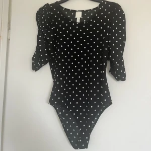 Body  - Här har vi tre hoodies i tre olika motiv och färger.  Den med svart har puff ärmar.  40kr styck.  2 stycken för 60kr 3 stycken för 100