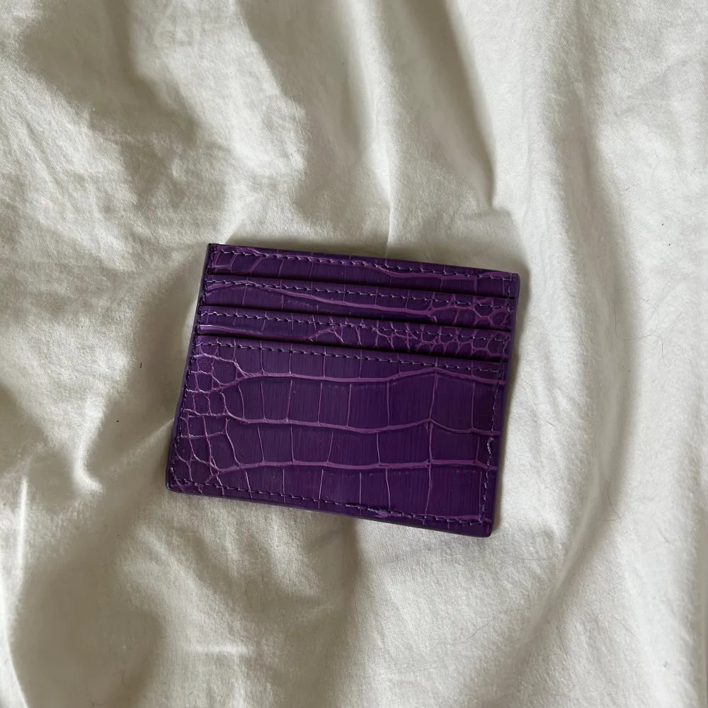 Hej, säljer denna helt oanvända plånbok som aldrig kom till användning . Övrigt.