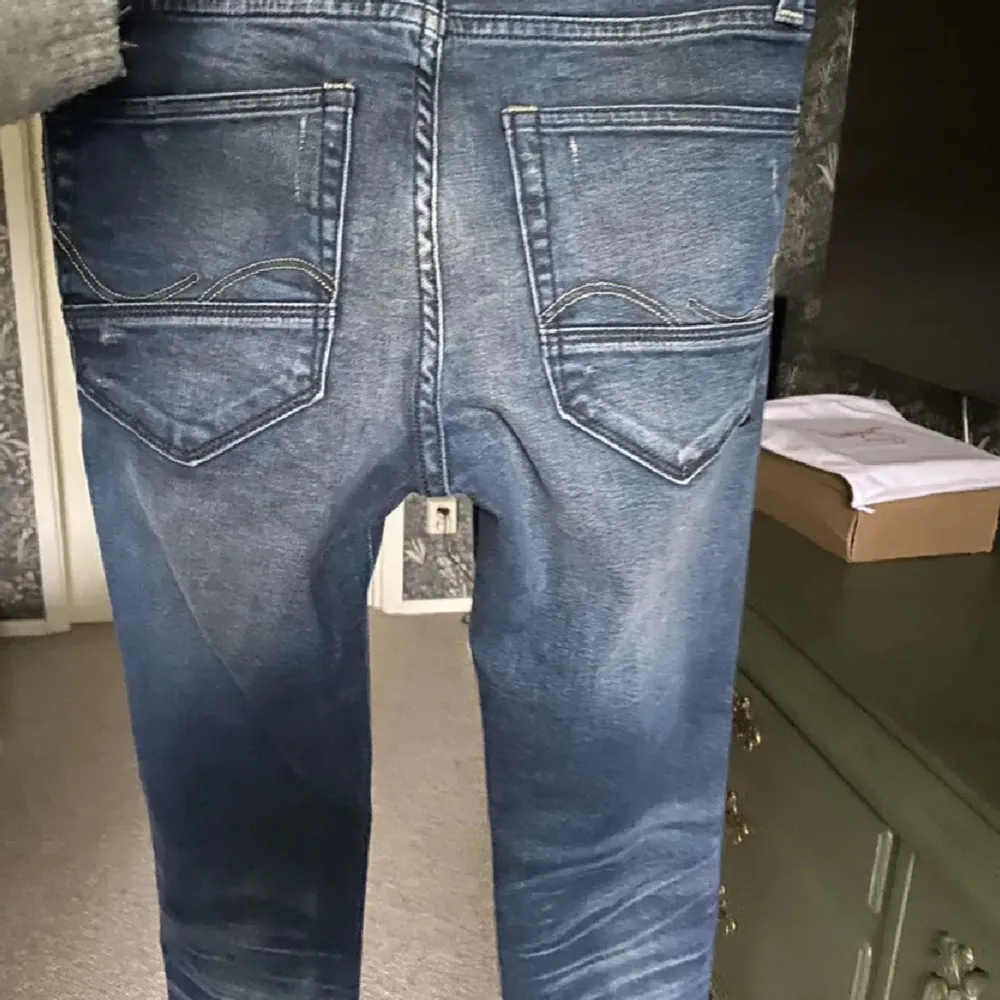 Hej! Säljer nu mina jeansi storlek W28 och L30 då dem tyvärr inte passar. Dem är i ny skick och har inga skador. . Jeans & Byxor.