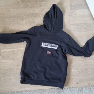 Enn Napapijri tröja i storlek 164/170 - En napapijri tröja i storlek 164/170 Skriv vid frågor