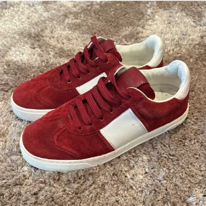 Valentino flycrew - Säljer mina supersnygga röda valentino flycrew då de inte kommer till användning längre. En nit saknas men annars superbra skick!! De är i storlek 35 men passar mig som brukar ha 36. Dustbag, kuvert och extrasnören medföljer! Skriv för fler bilder❤️❤️