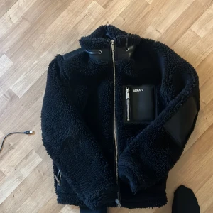 Arigato fleecejacka - Storlek S Nypris 3000 (pris kan diskuteras) förekommer inte med kvitto I otroligt bra skick då jag endast använt den ett fåtal gånger. 