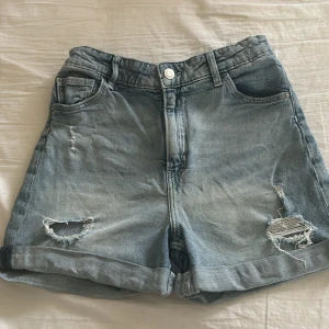 Jeans shorts - Ljusblåa jeansshorts från Lab Industries i jätte bra skick, knappt använda. Storlek 158 kan möjligen passa 160 💕 Priset kan diskuteras :)