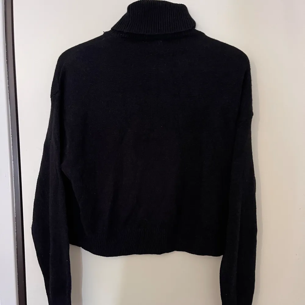 Stickad tröja i svart med turtleneck (krage) från H&M. Väldigt fint och ett fåtal gånger använt. Storleken är S. . Stickat.