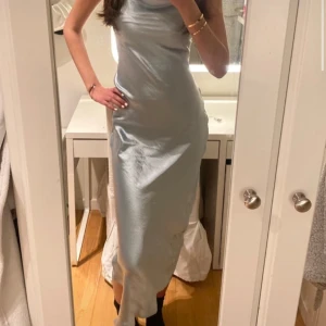 Balklänning!!!  - Säljer min balklänning som jag hade på min bal i 9an🫶 Skulle behållt men den kommer inte till användning såå💕Det är satinmaterial och snören baktill som gör klänningen justerbar!! är 179cm och den är lång🤩 Köptes för 600 så sätter den till halva pris