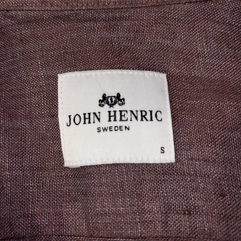 Snygg oanvänd John Henric Linne Overshirt som är perfekt inför sommaren. Den kan t.ex. kombineras med en vit skjorta under eller en pike. Orginalpris är 1199 kr, pris kan diskuteras vid snabb affär. . Skjortor.