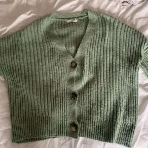 Stickad kofta - Grön stickad kofta från Chiquelle i fint skick! 
