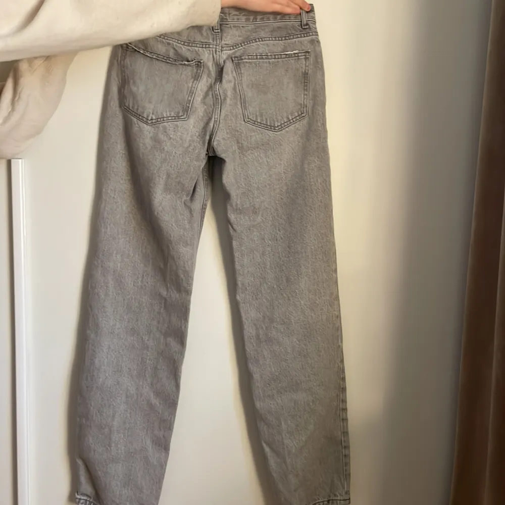 Ett par low waste straight jeans från Gina, ljusgrå, väldigt bra skick och använd ett fåtal gånger. Jeans & Byxor.