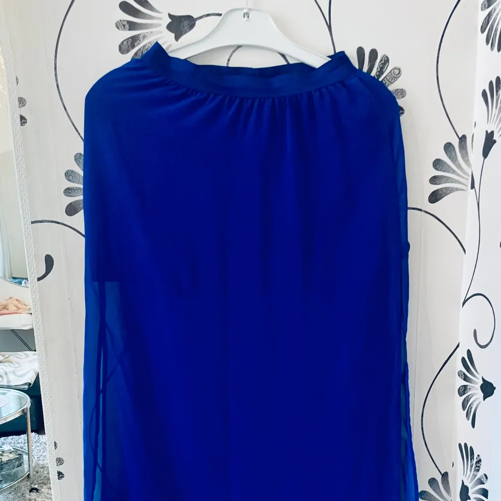 Ny snygg kornblå kjol från HM. Storlek 34/36. Slits i sidan och underkjol så ej genomskinligt . Kjolar.